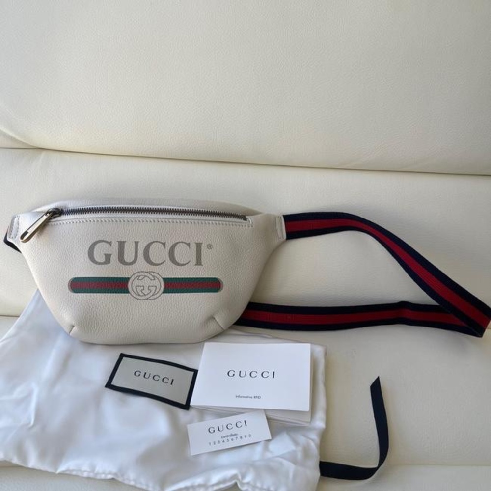 Gucci logo Crossbody bag in perfect condition with dust bag. Authentic Gucci .